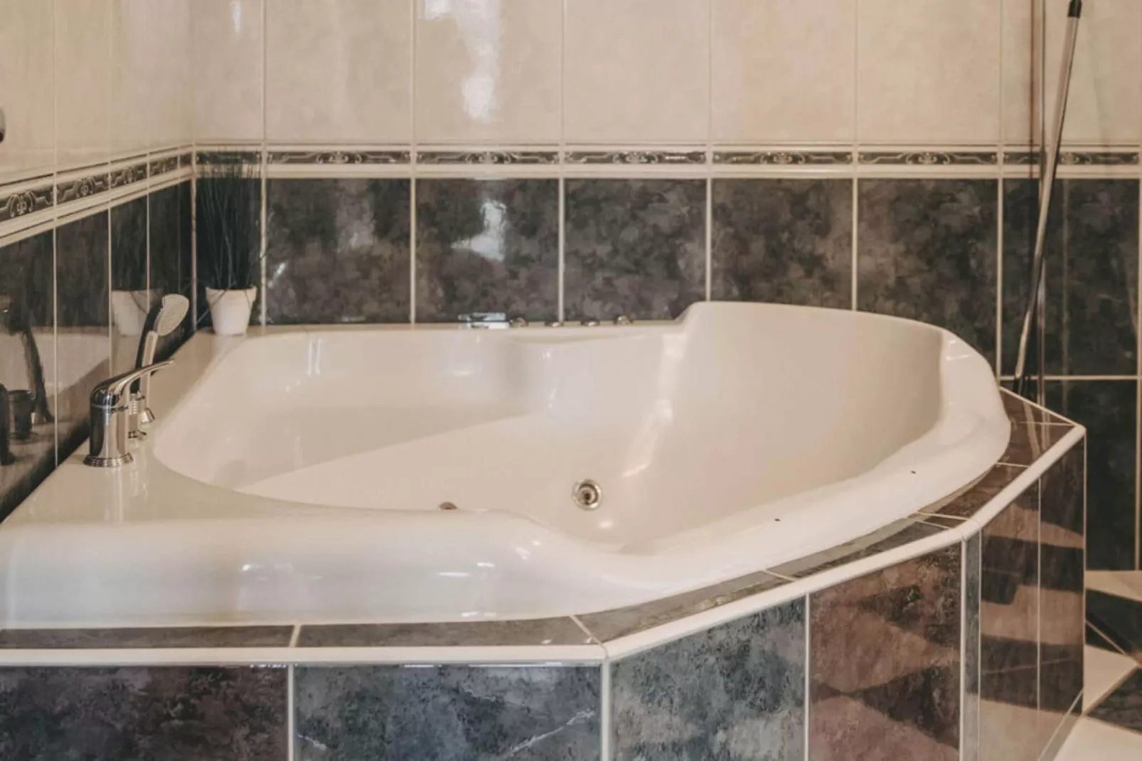 Einladendes Hotelzimmer mit kostenlosem Frühstück-Innen