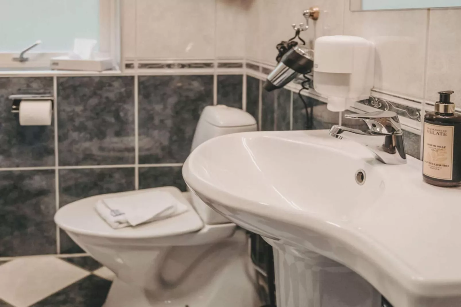 Einladendes Hotelzimmer mit kostenlosem Frühstück-Innen