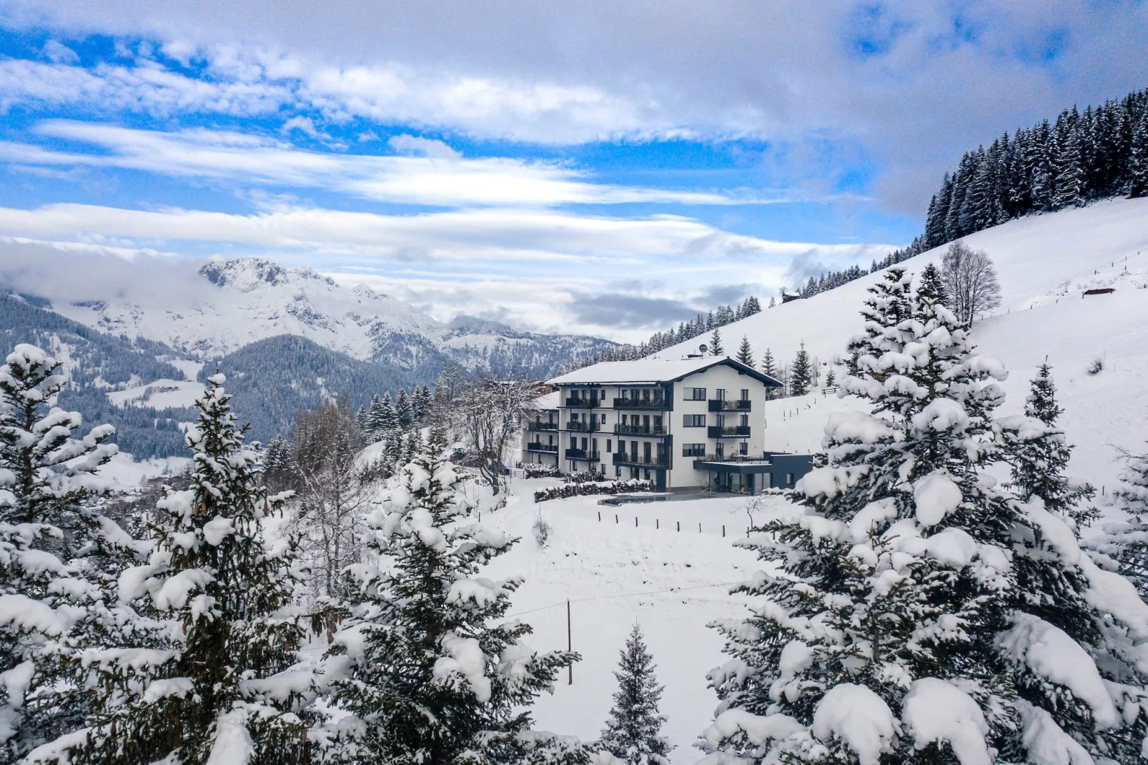 Hideaway Dachstein West 4-Area winter 1km