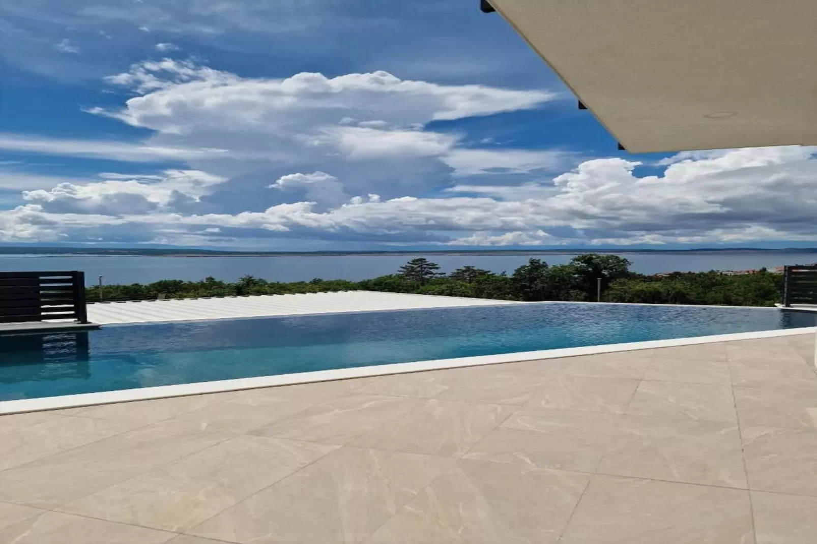 Villa V-Pool