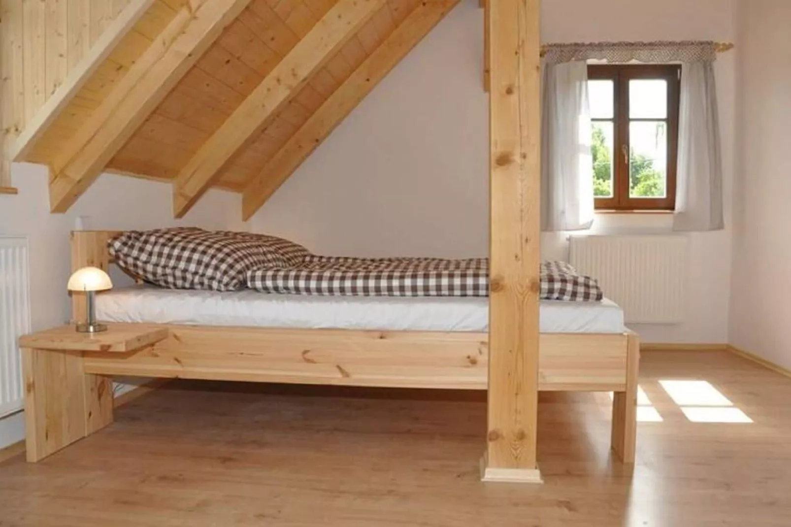 Zdenek-Bedroom