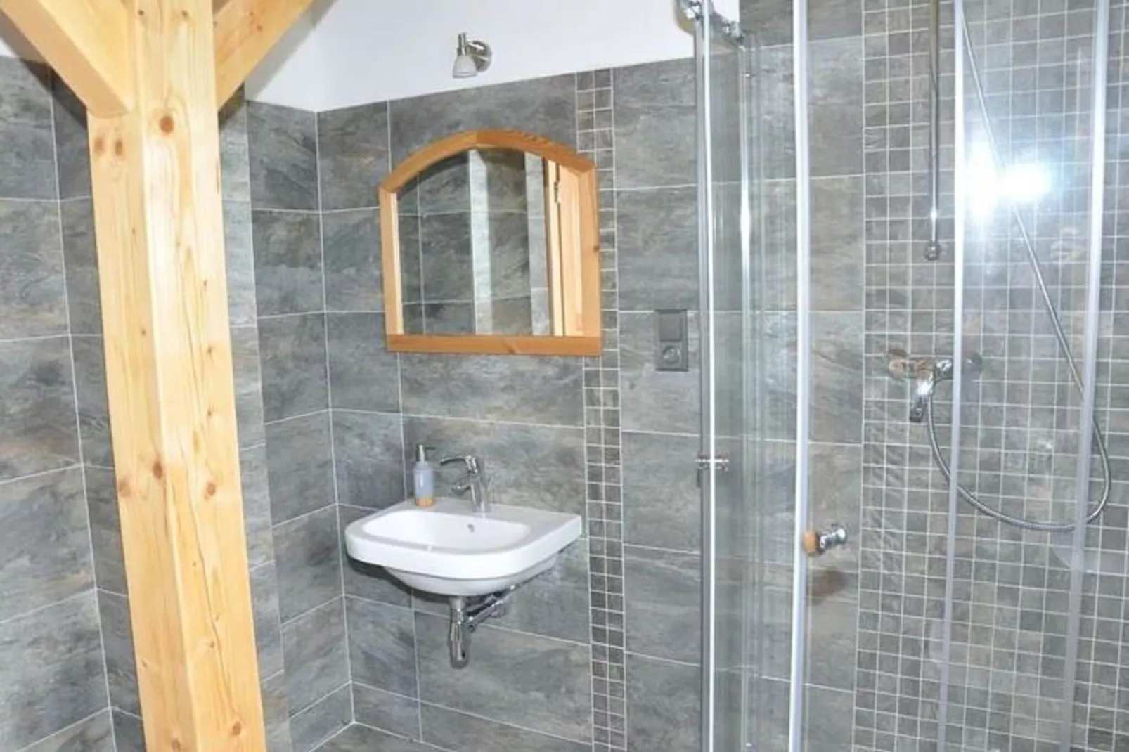Zdenek-Bathroom