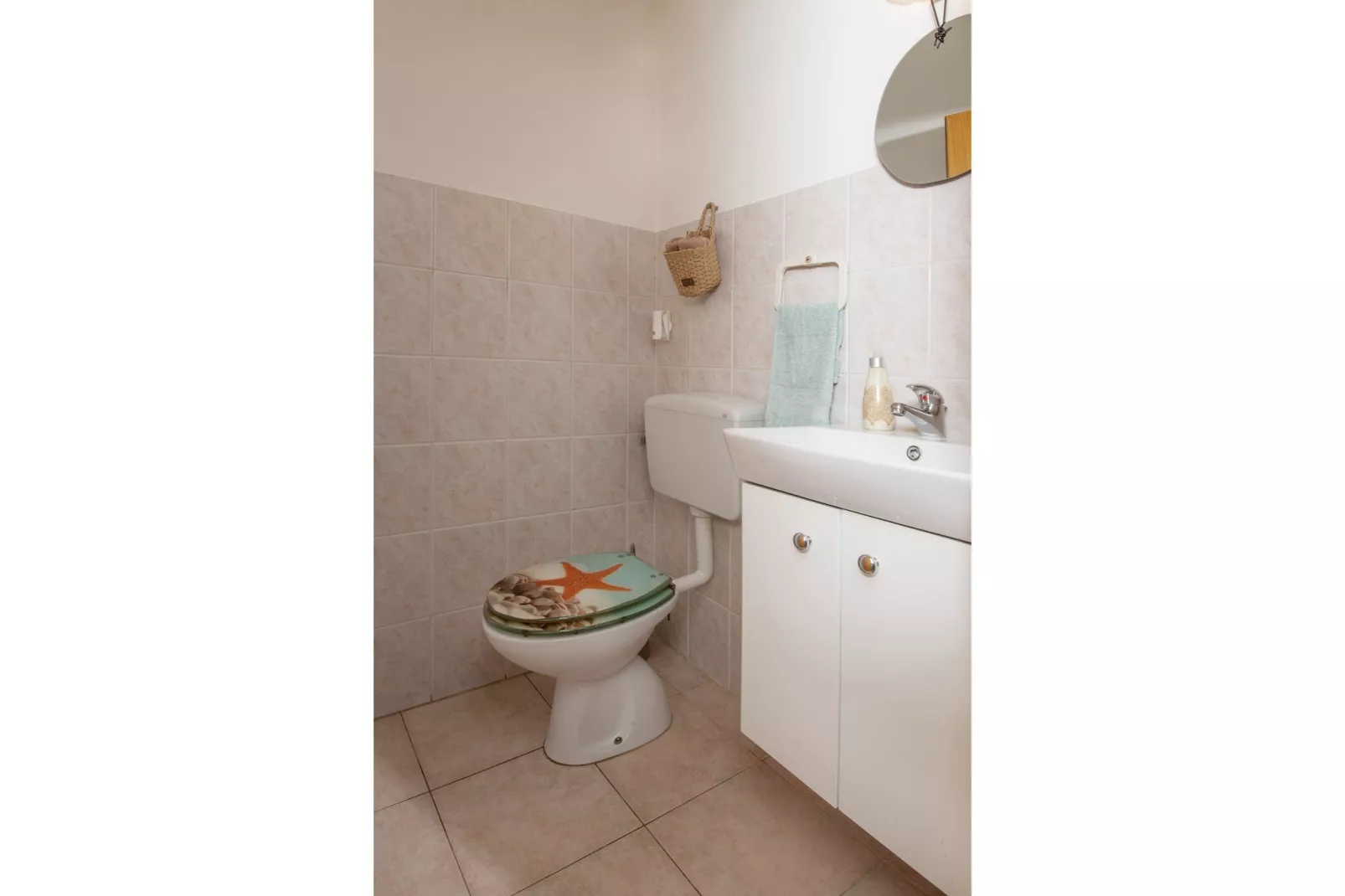 Apartment Point - Two Bedroom Apartment with Balcony-Bathroom