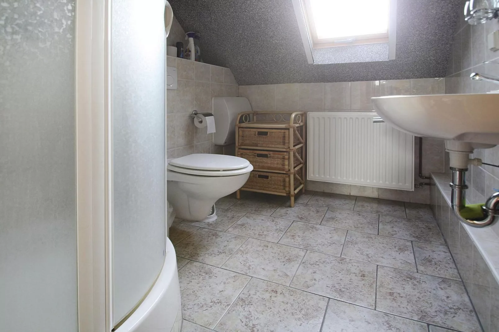 Studio im DG 23 qm-Bathroom
