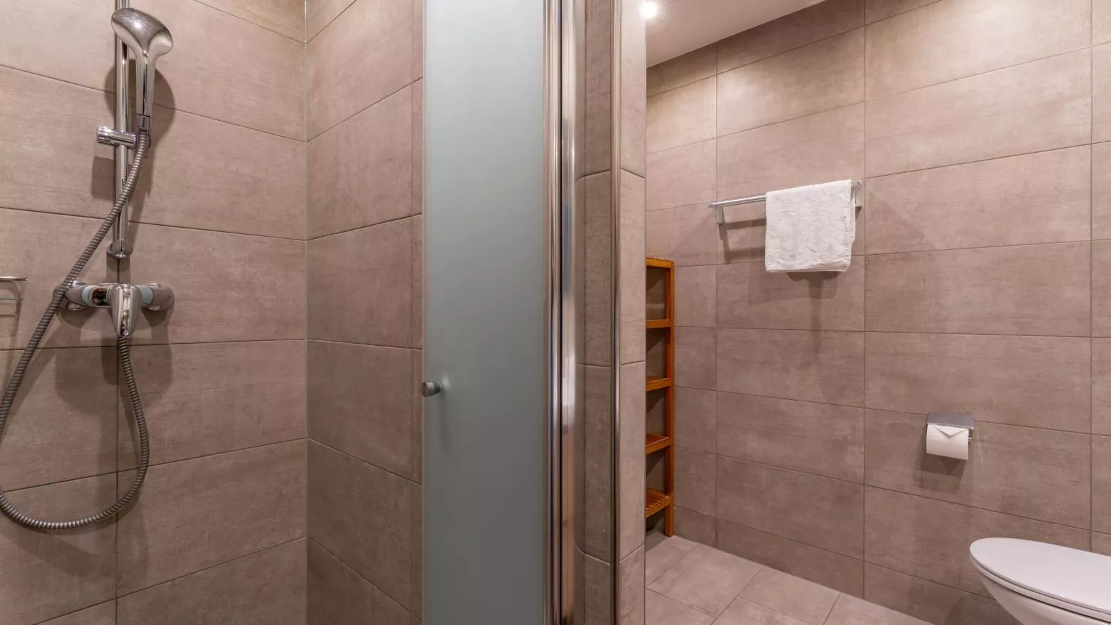 Sion 4-Bathroom