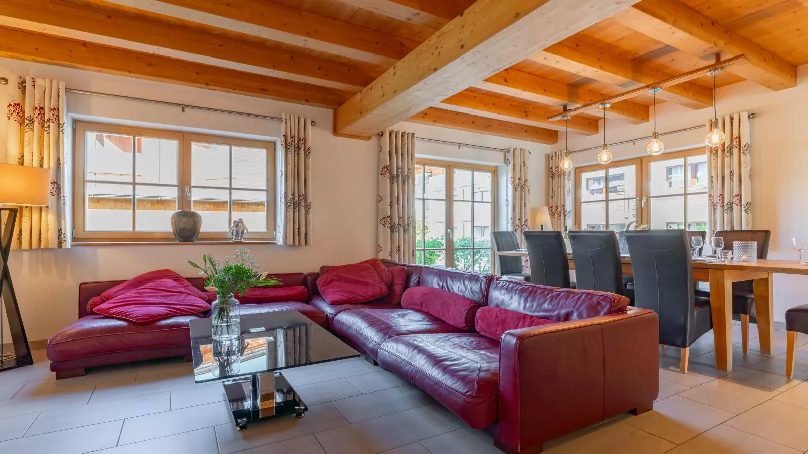 Maxima - Ski in - Ski Out-Living room