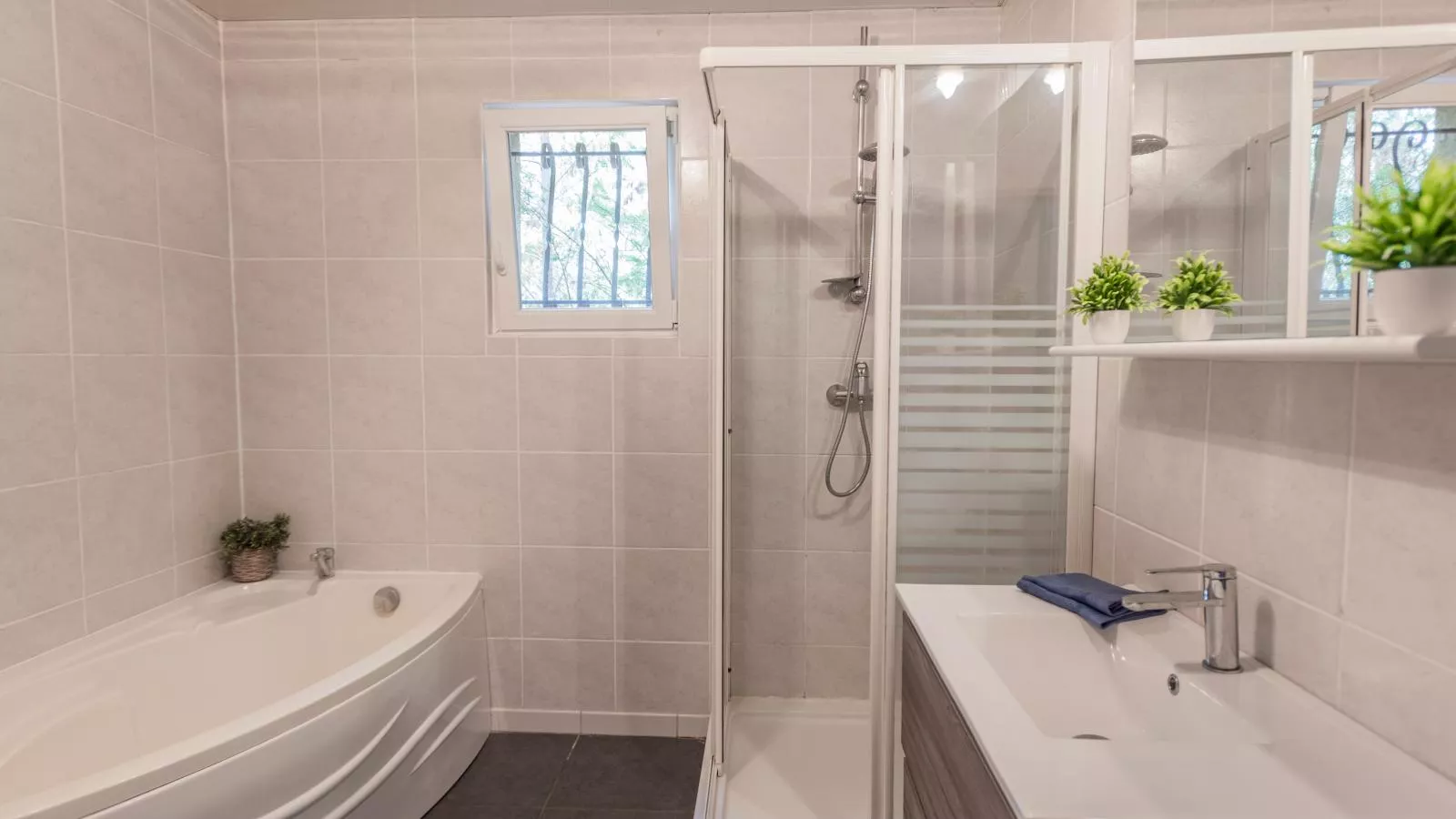 Le Filon dOr-Bathroom
