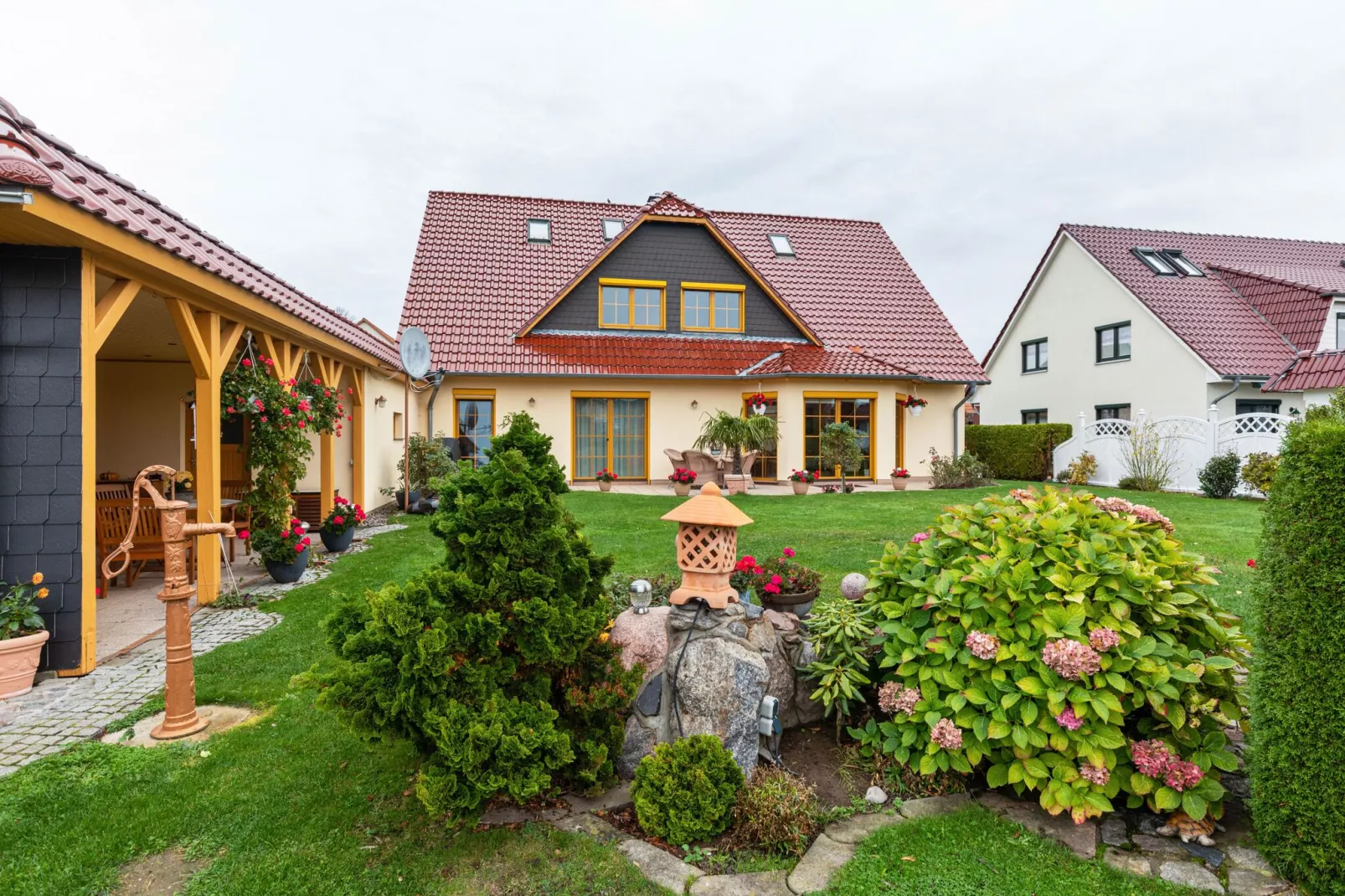 Haus Renate-Gardens summer