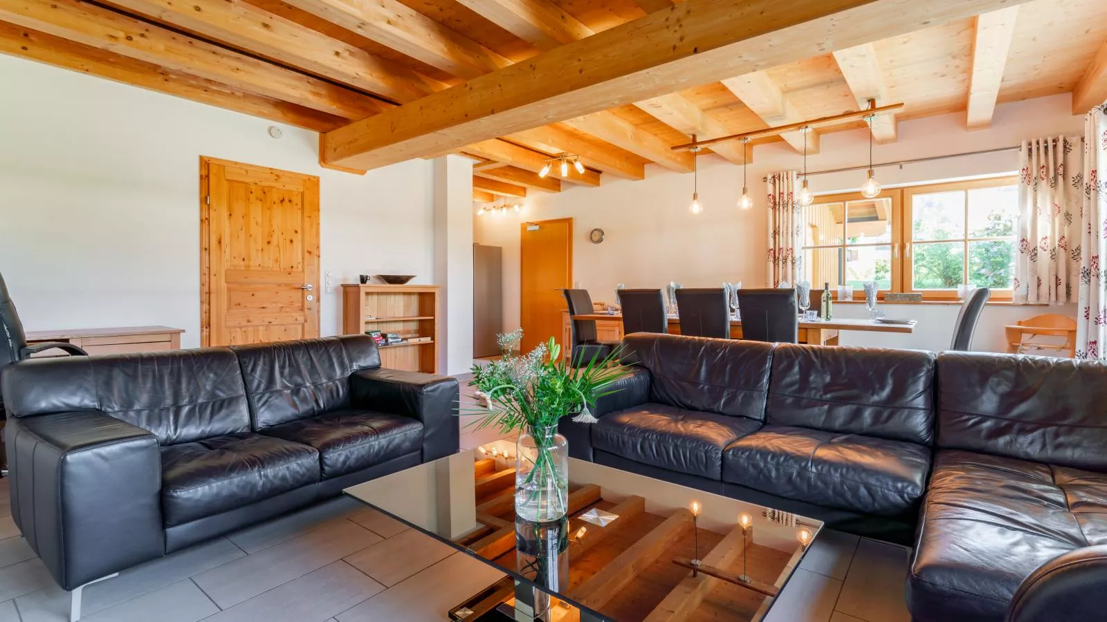 Maxima - Ski in - Ski Out-Living room