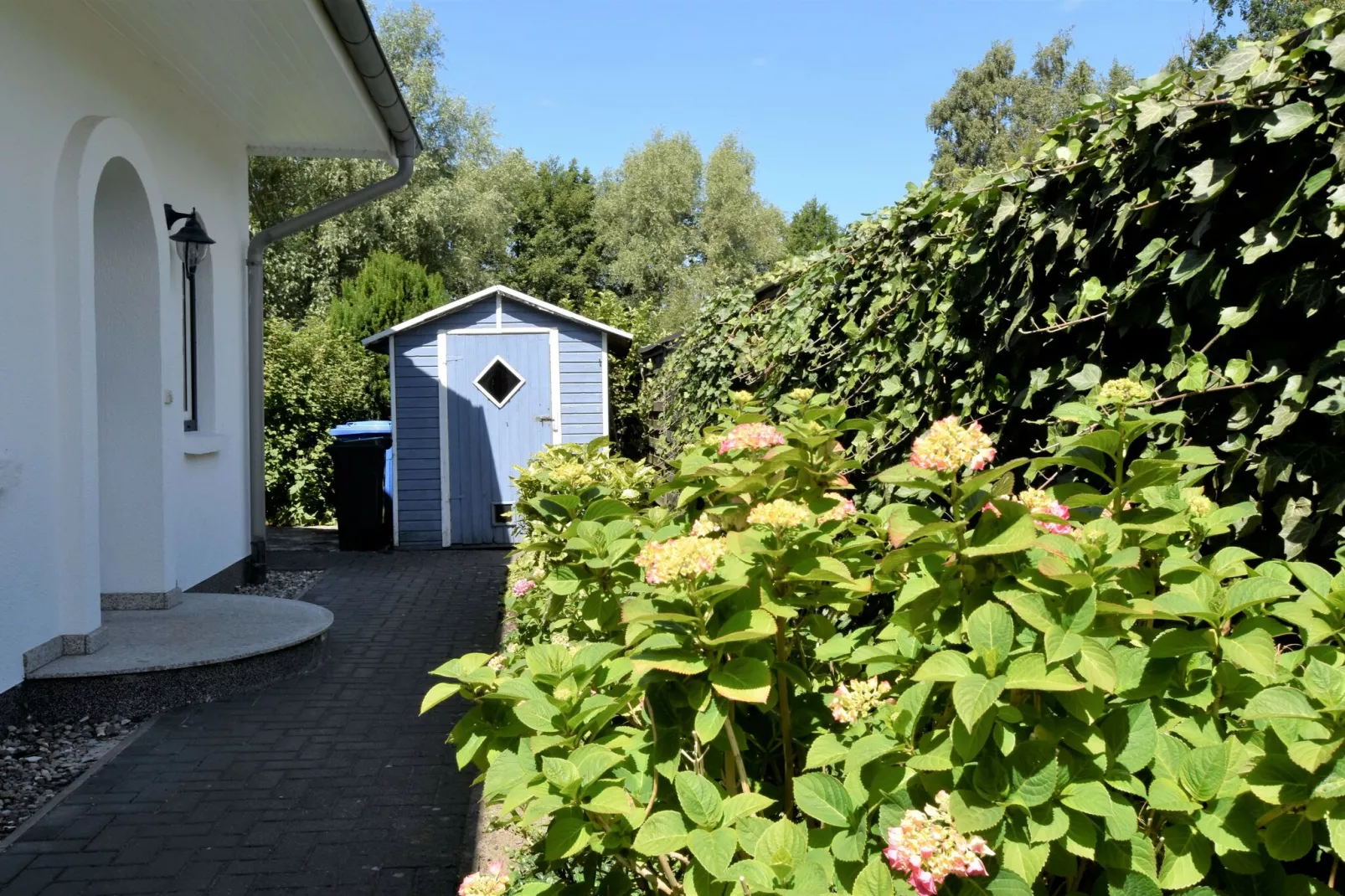 Bernstein mit Balkon am Sandstrand-Exterior summer
