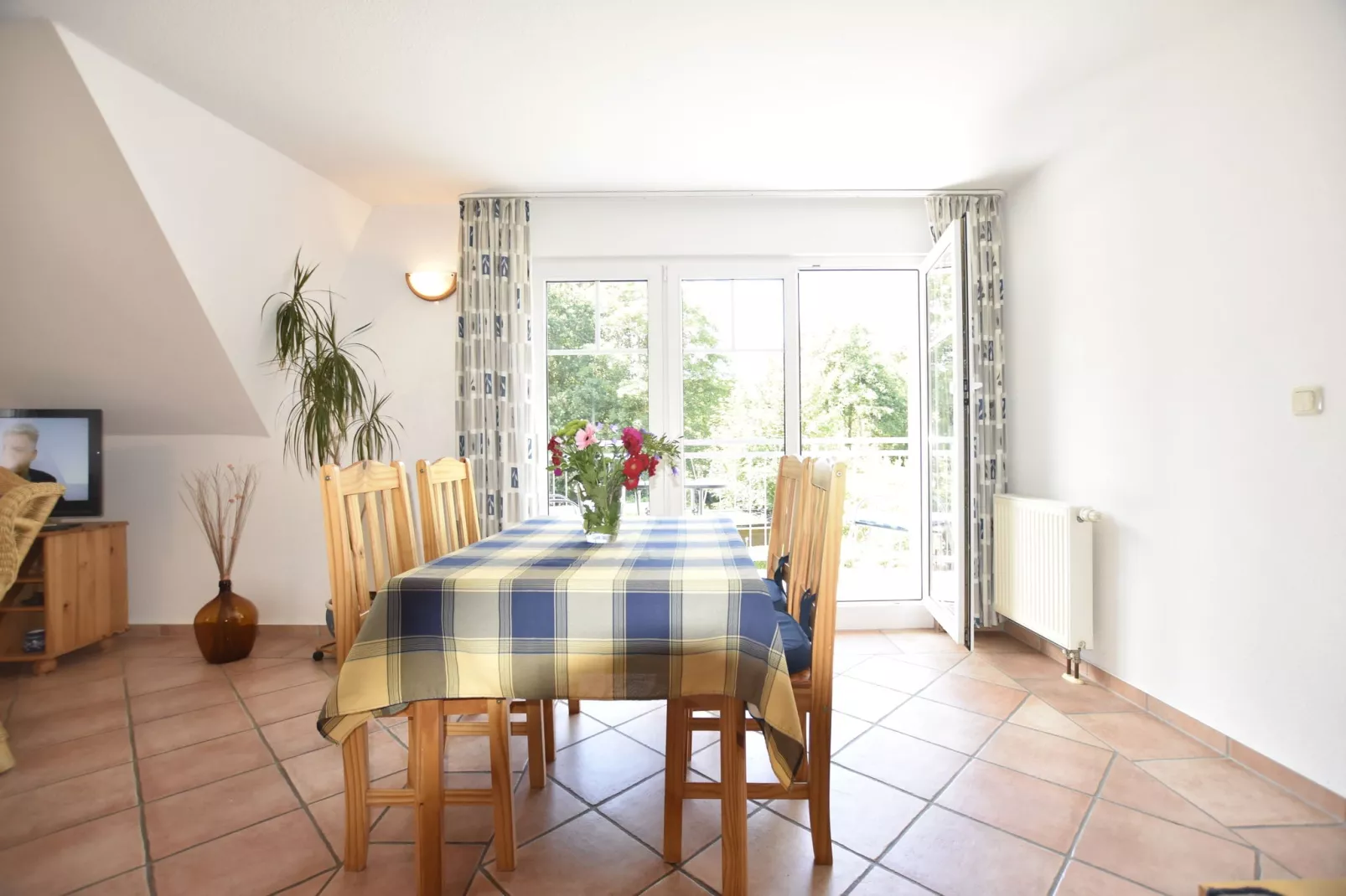 Bernstein mit Balkon am Sandstrand-Dining room