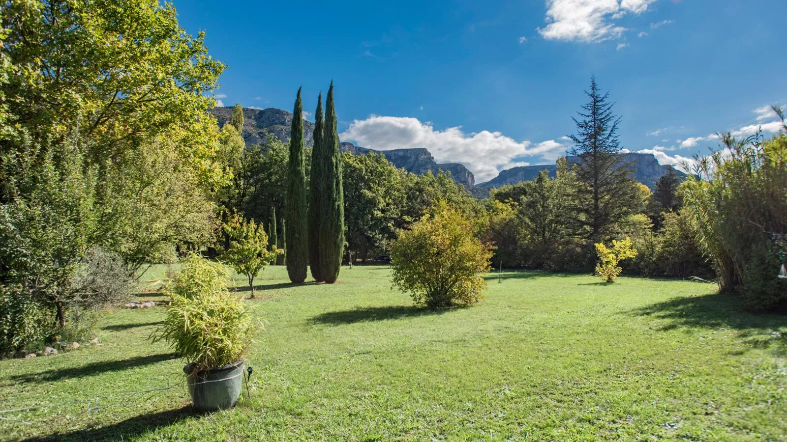 La petite maison de la ferme rose-Vue d'été