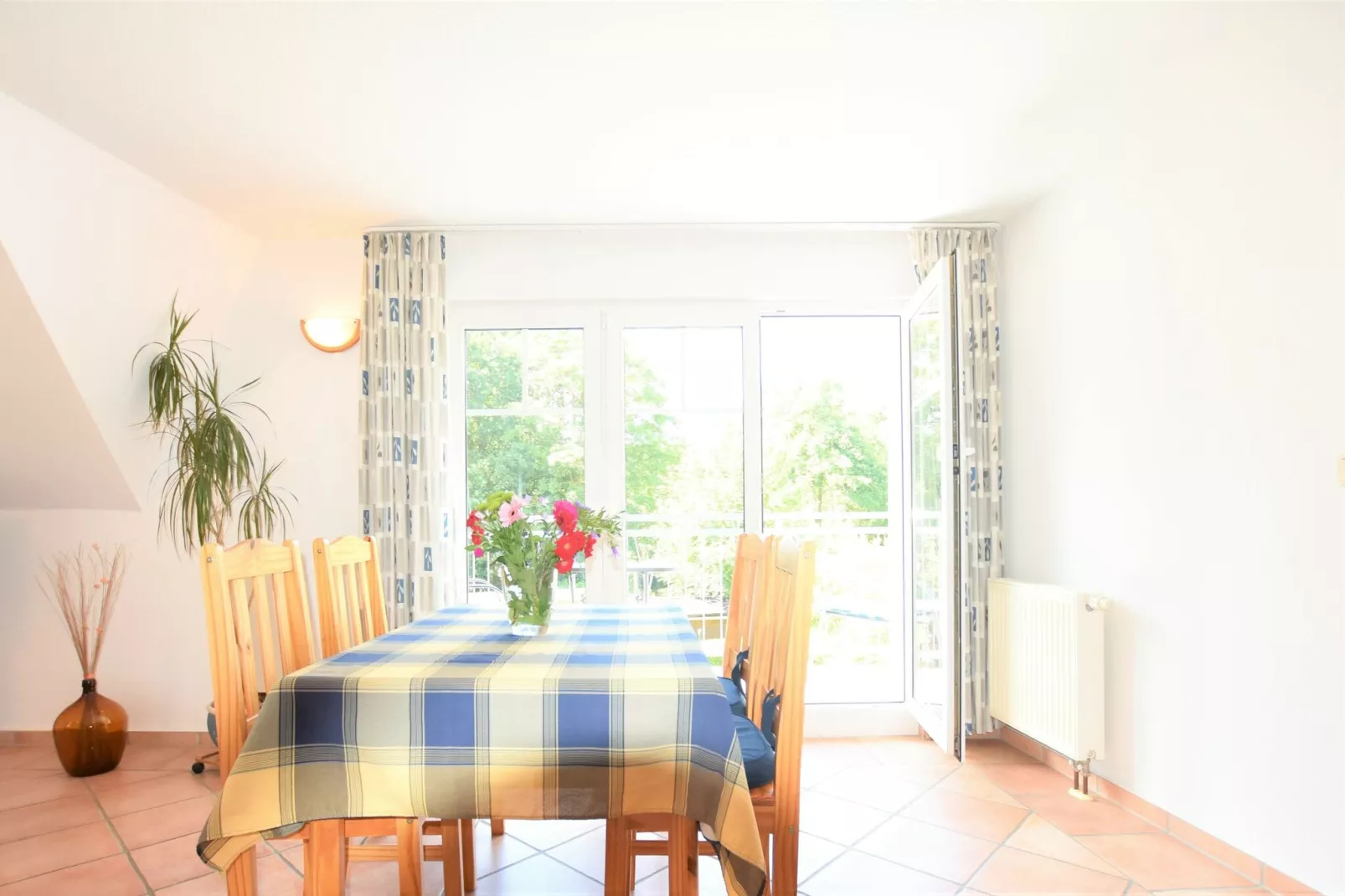 Bernstein mit Balkon am Sandstrand-Dining room