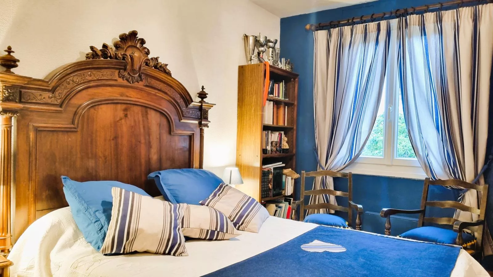 Les Volets Bleus-Bedroom