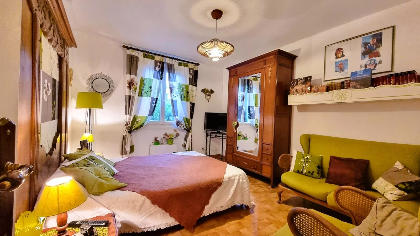 Les Volets Bleus-Bedroom