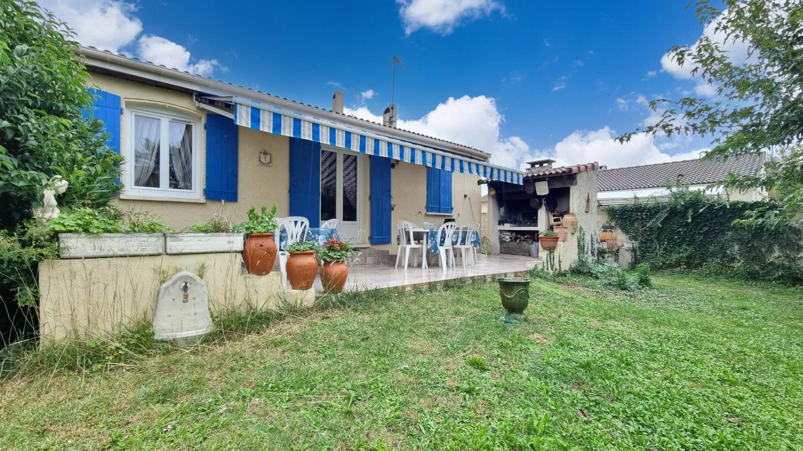 Les Volets Bleus-Exterior summer