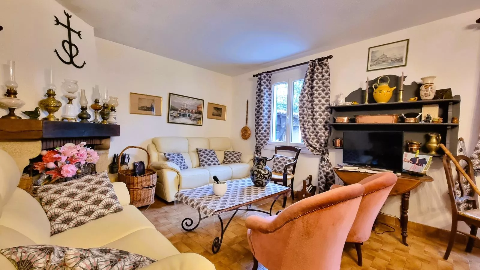 Les Volets Bleus-Living room