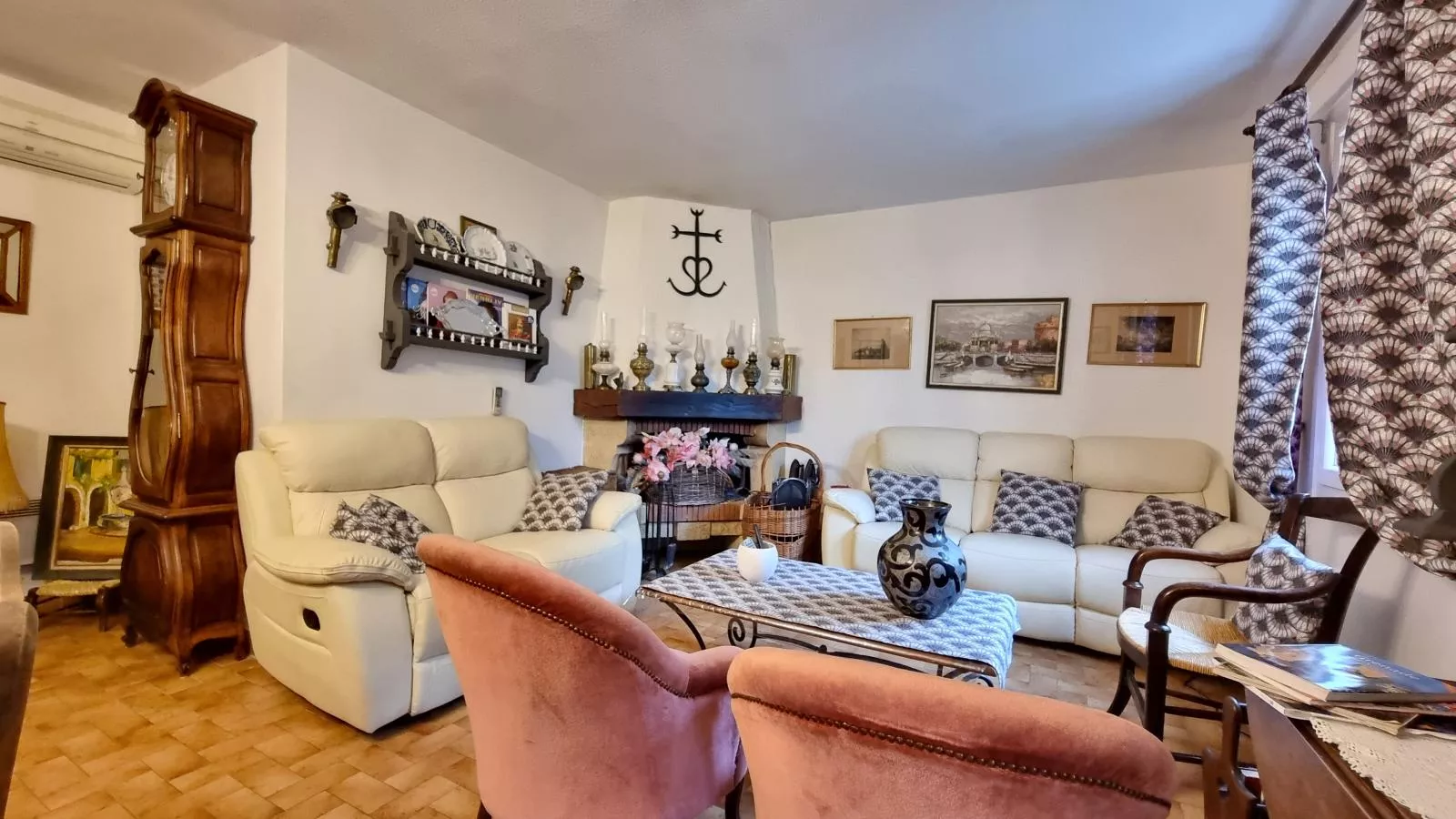 Les Volets Bleus-Living room