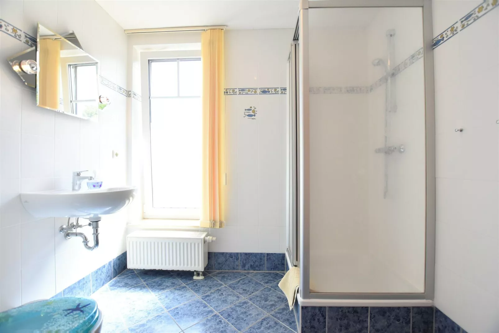 Bernstein mit Balkon am Sandstrand-Bathroom