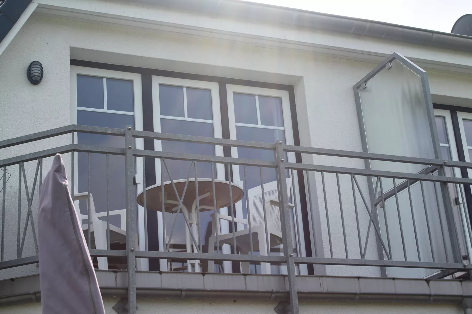 Bernstein mit Balkon am Sandstrand-Terrace balcony
