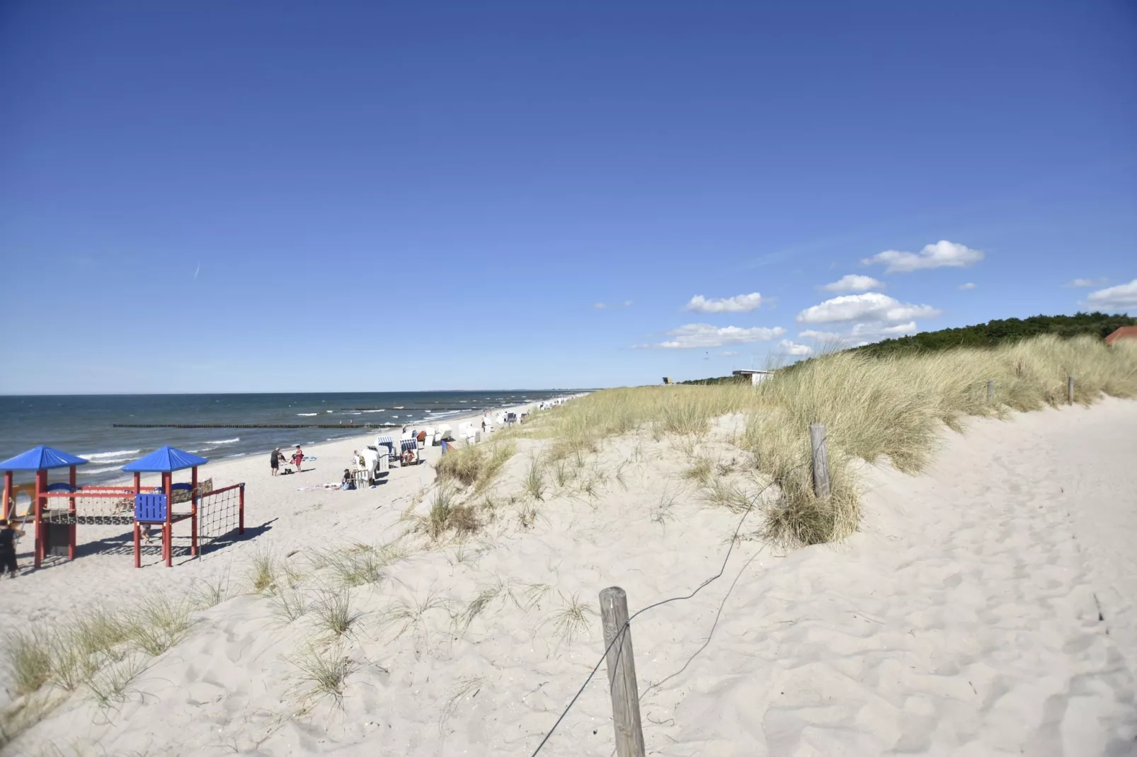 Bernstein mit Balkon am Sandstrand-Areas summer 1km