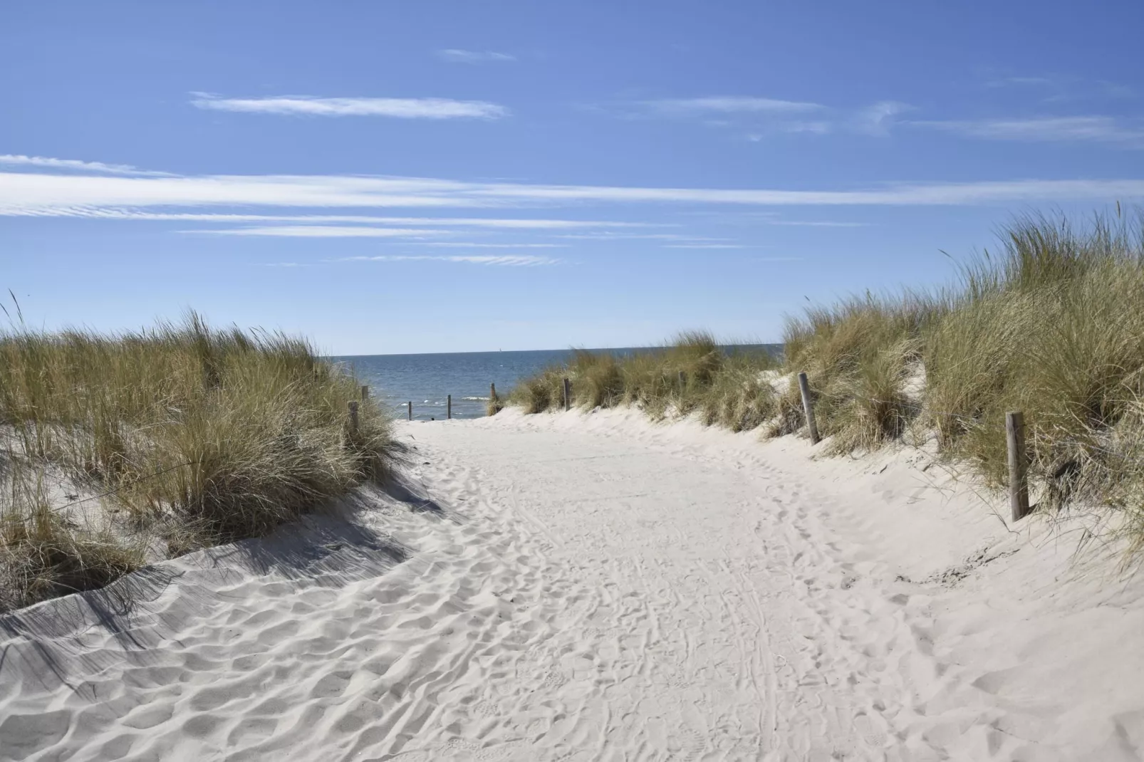 Bernstein mit Balkon am Sandstrand-Areas summer 20km