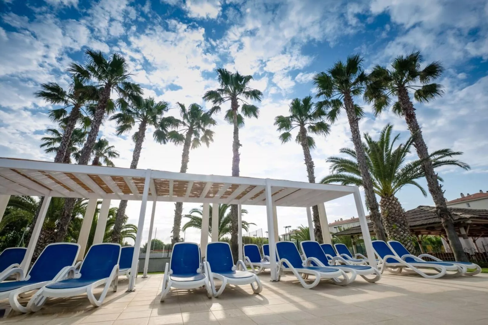 CAMPING ESTIVAL VENDRELL PLATJA TENT GRAND SAFARI GLAMPING-Pool