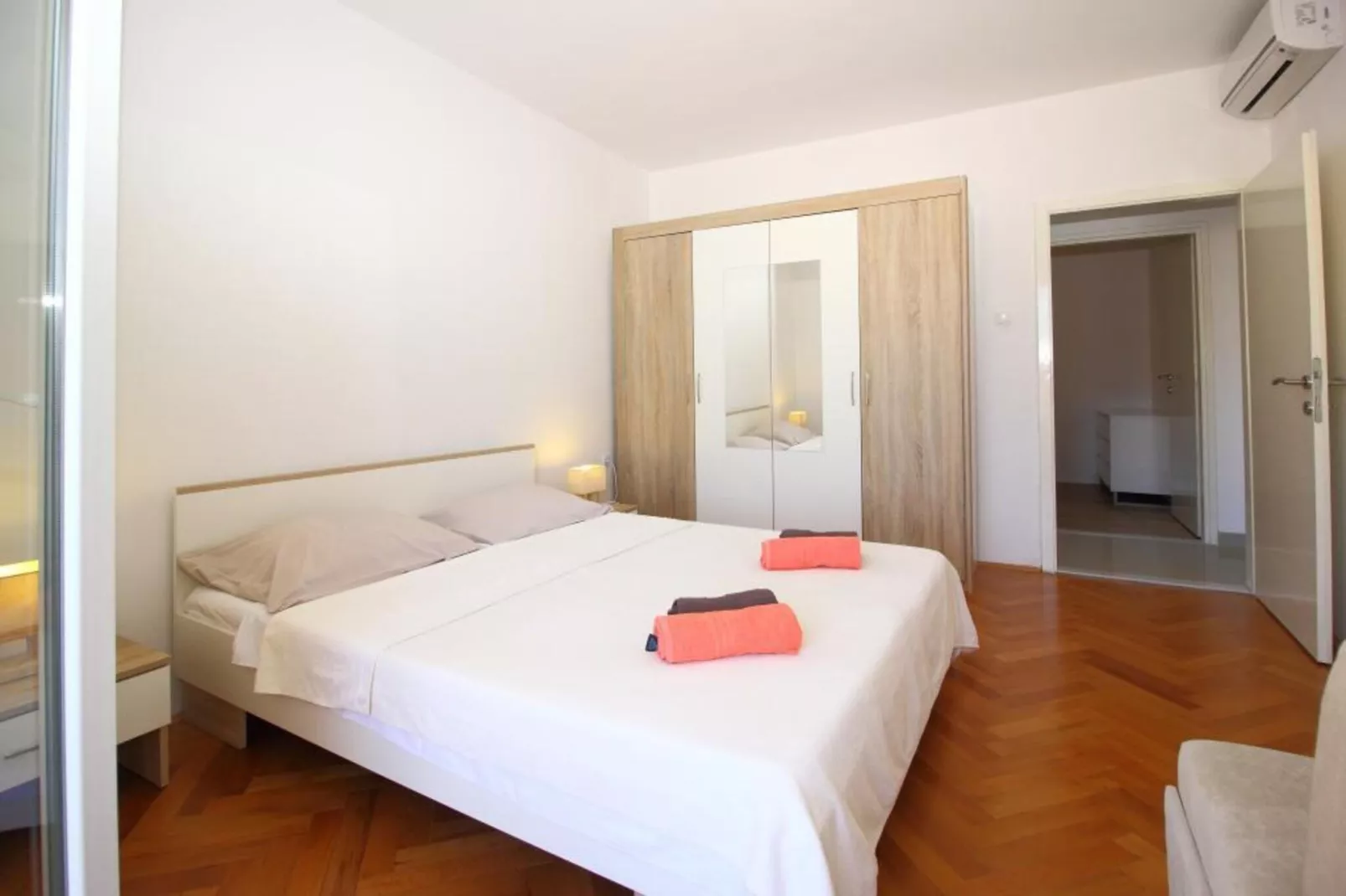 Apartments Dubreta - Two Bedroom Apartment with Balcony-Bedroom