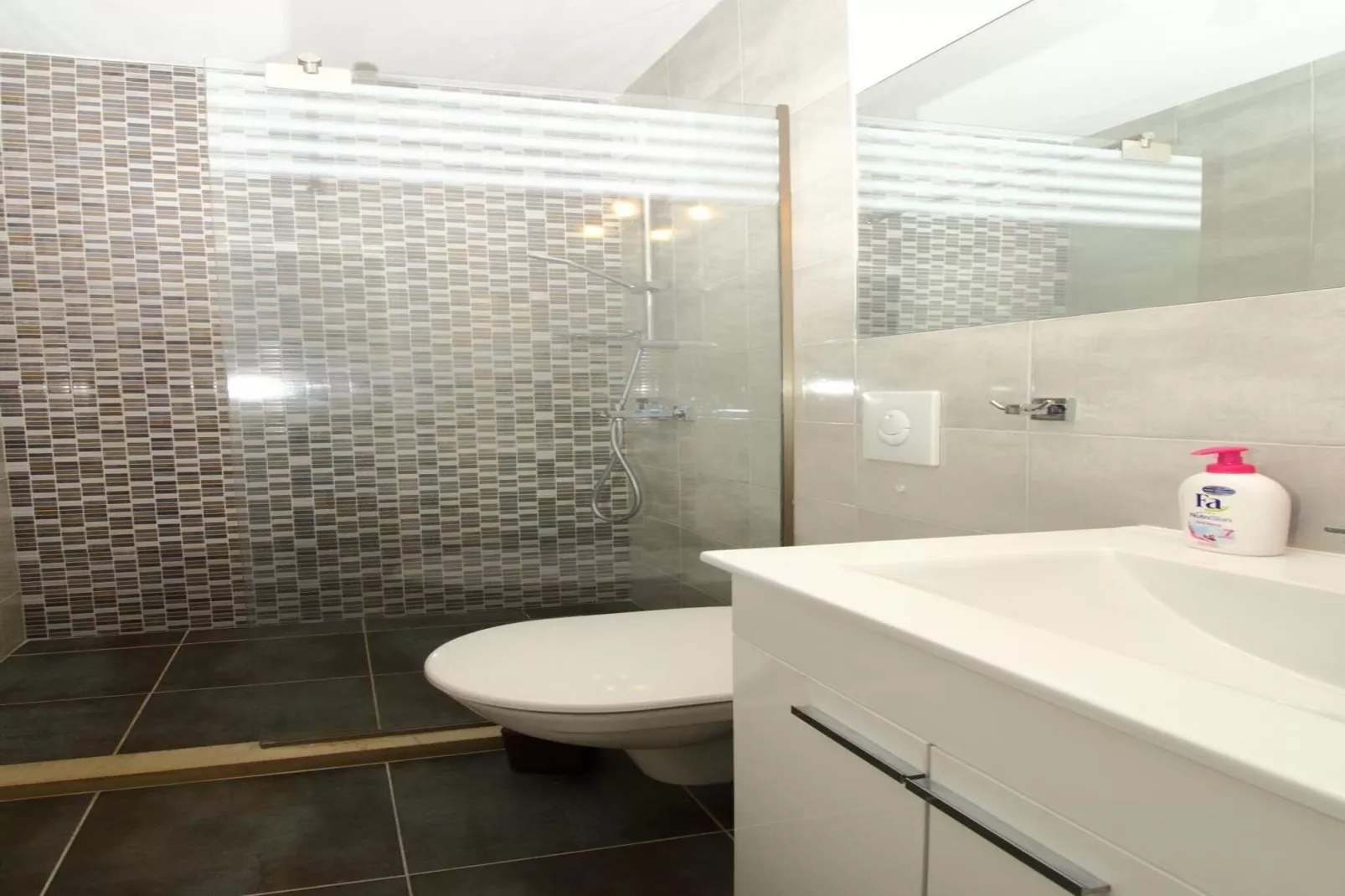 Apartments Dubreta - Superior Two Bedroom Apartment with Balcony (2nd Floor)-Bathroom