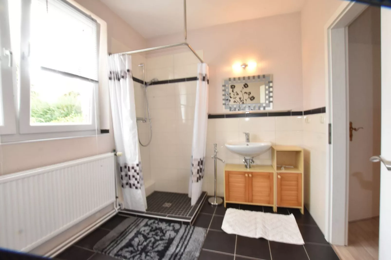 Ferienwohnung mit großem Garten-Bathroom