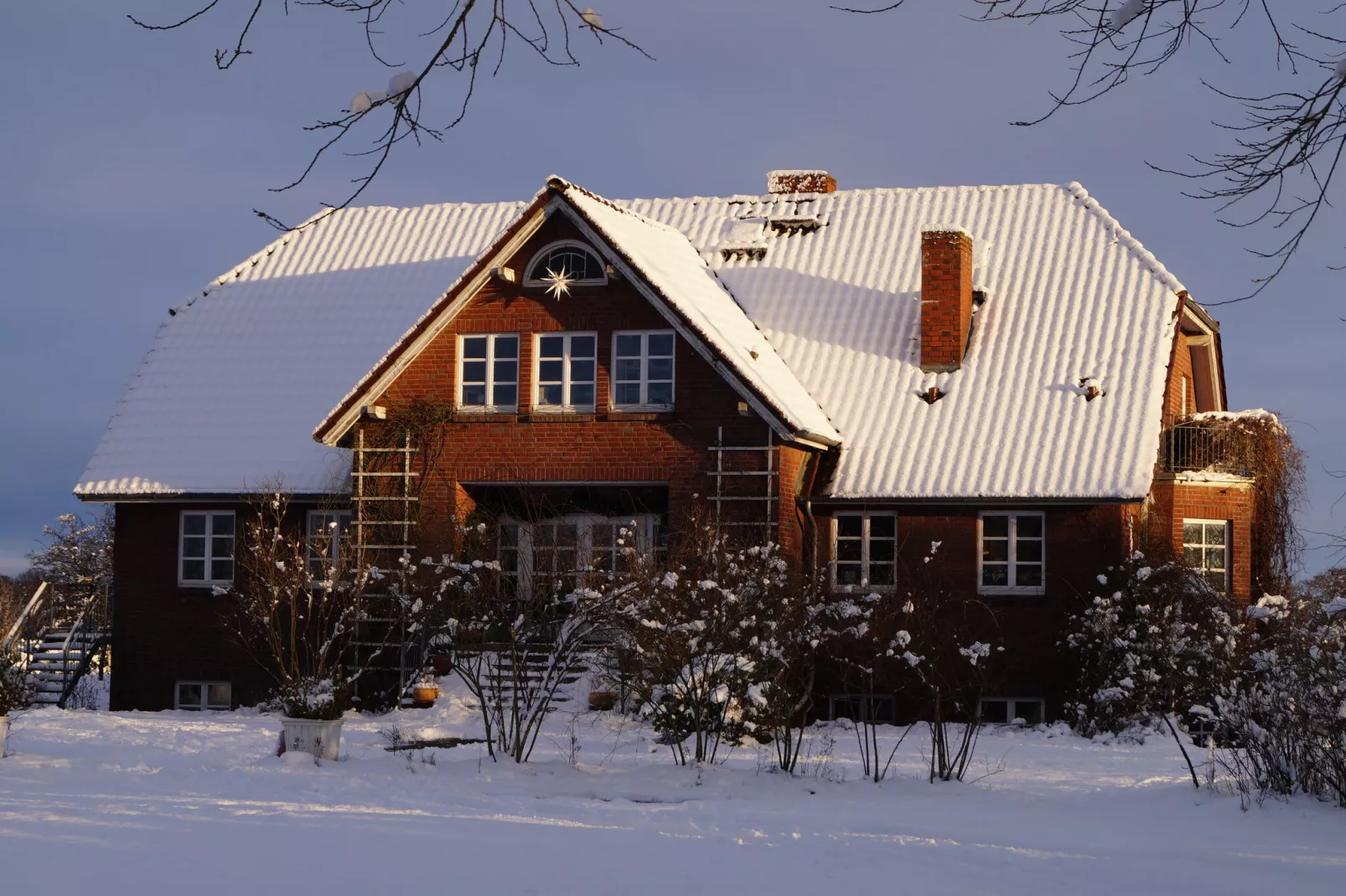 Romantisches Landhaus mit Kamin-Exterior winter