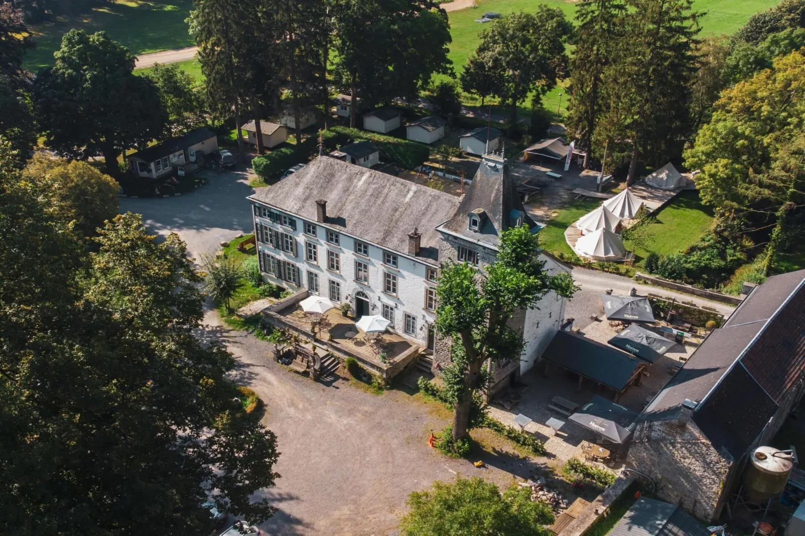 Studio voor twee Domaine Château Dieupart-Exterior summer