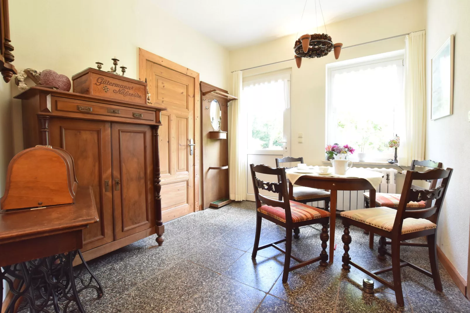 Romantische Ferienwohnung an der Ostsee mit Garten-Esszimmer
