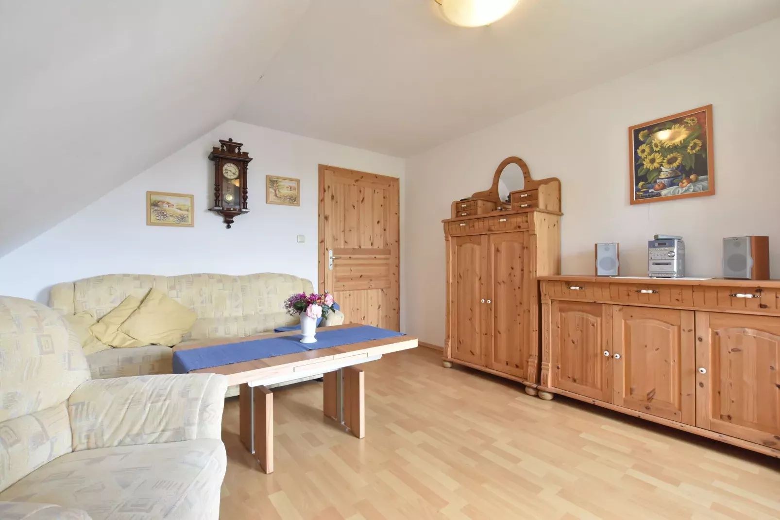 Landhauswohnung an der Ostsee mit Garten-Wohnzimmer