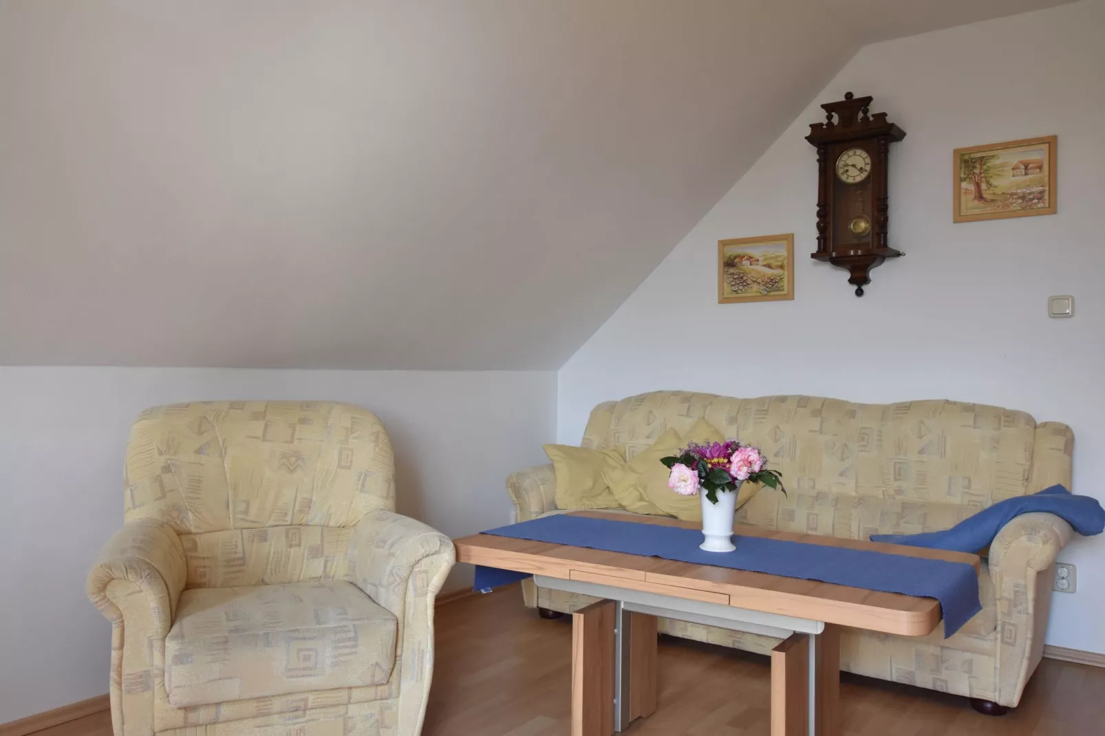 Landhauswohnung an der Ostsee mit Garten-Wohnzimmer