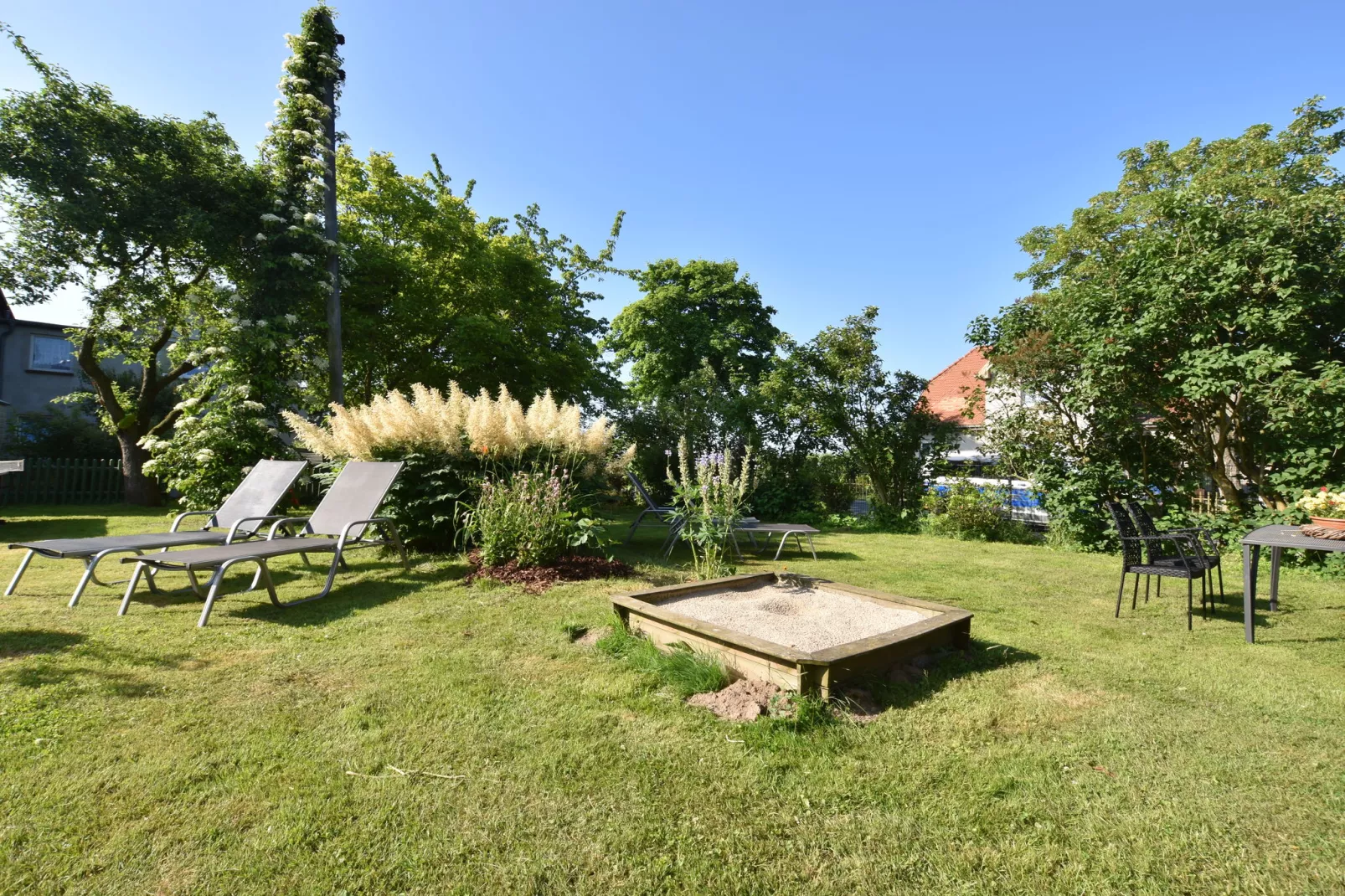Landhauswohnung an der Ostsee mit Garten-Gärten Sommer