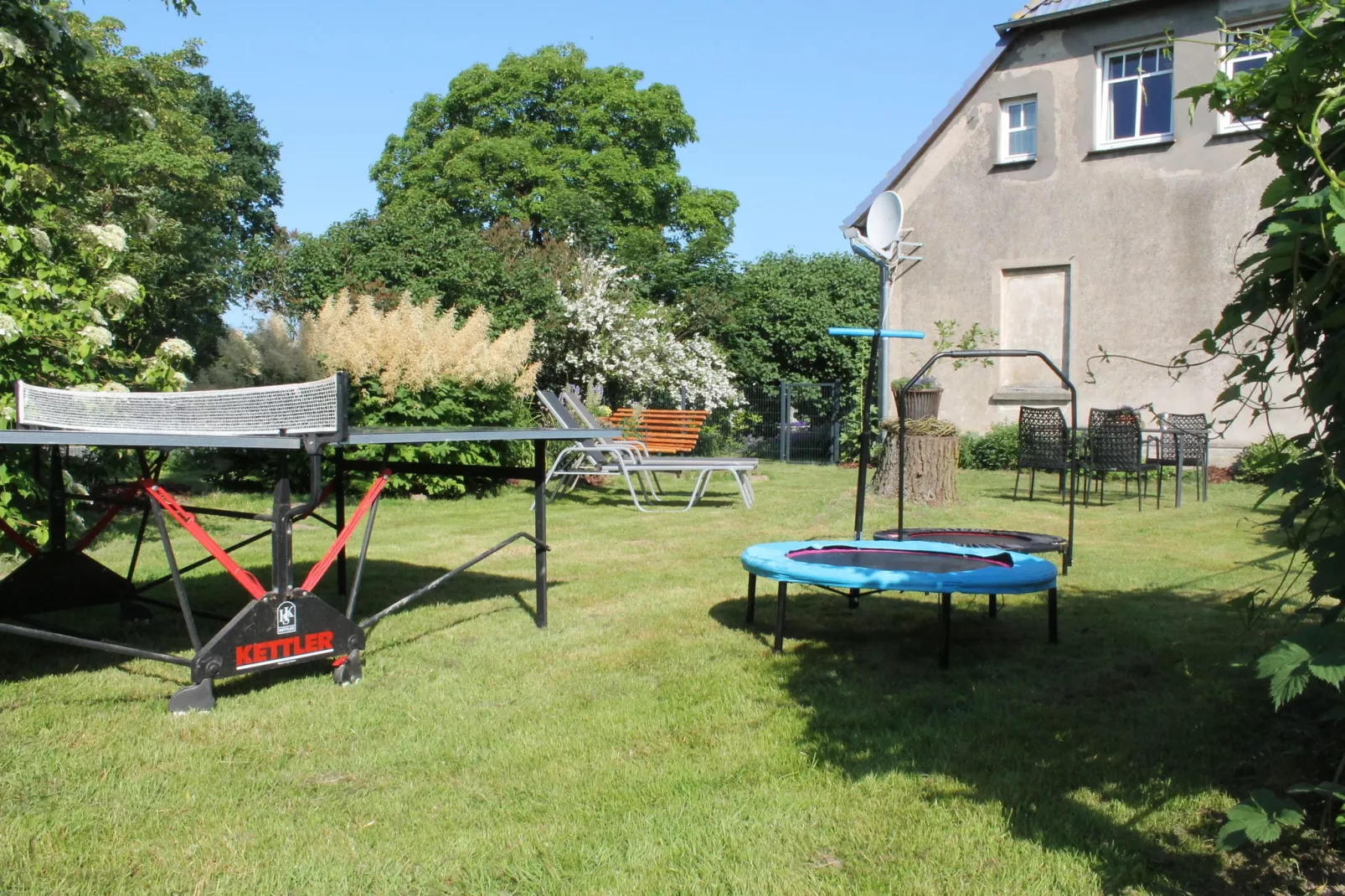 Landhauswohnung an der Ostsee mit Garten-Einrichtungen