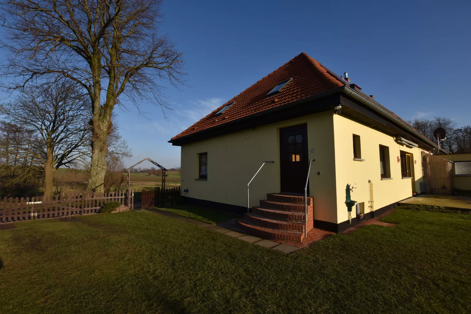 Ferienwohnung mit Gartenblick-Exterior summer