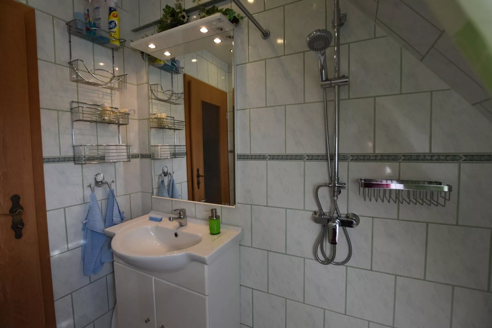 Ferienwohnung mit Gartenblick-Bathroom