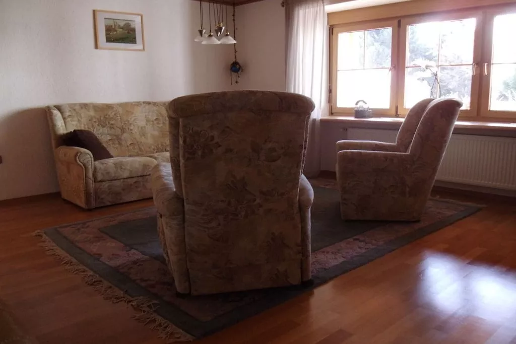 13650-Living room