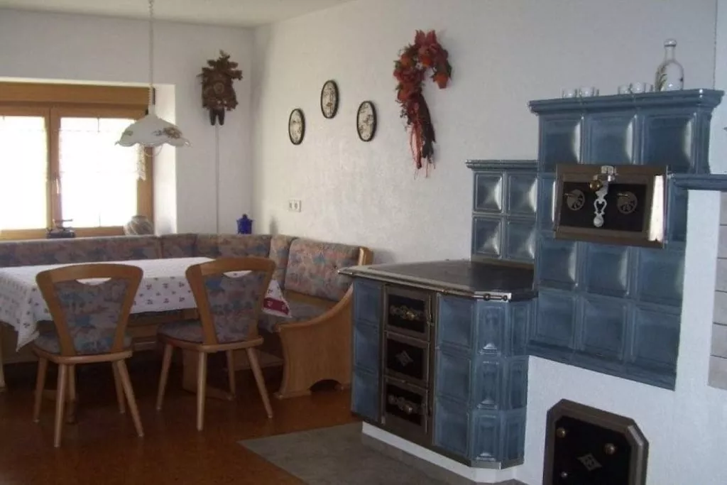 13650-Dining room