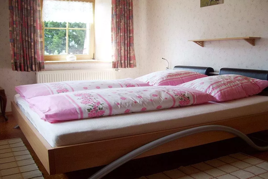 13650-Bedroom