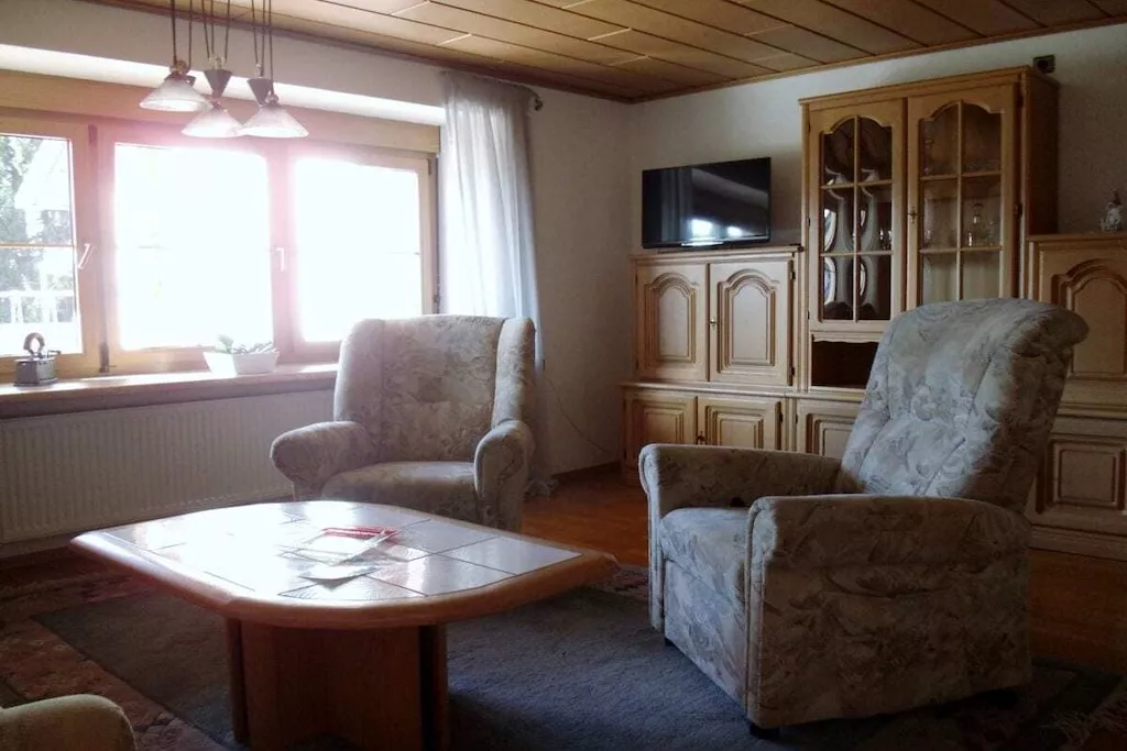 13650-Living room