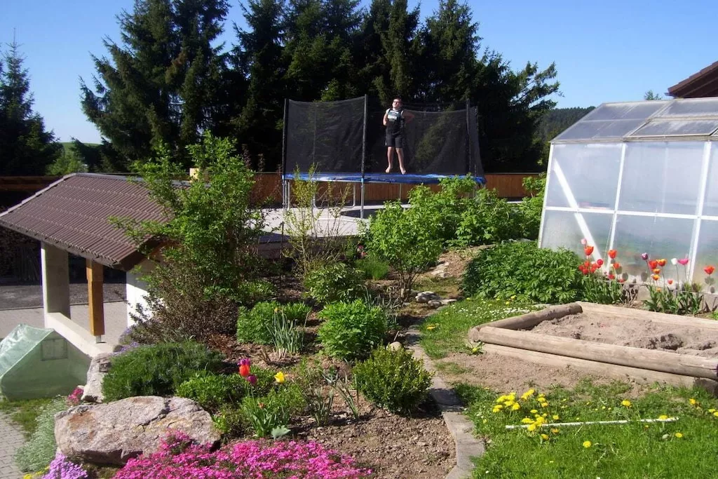 13650-Gardens summer