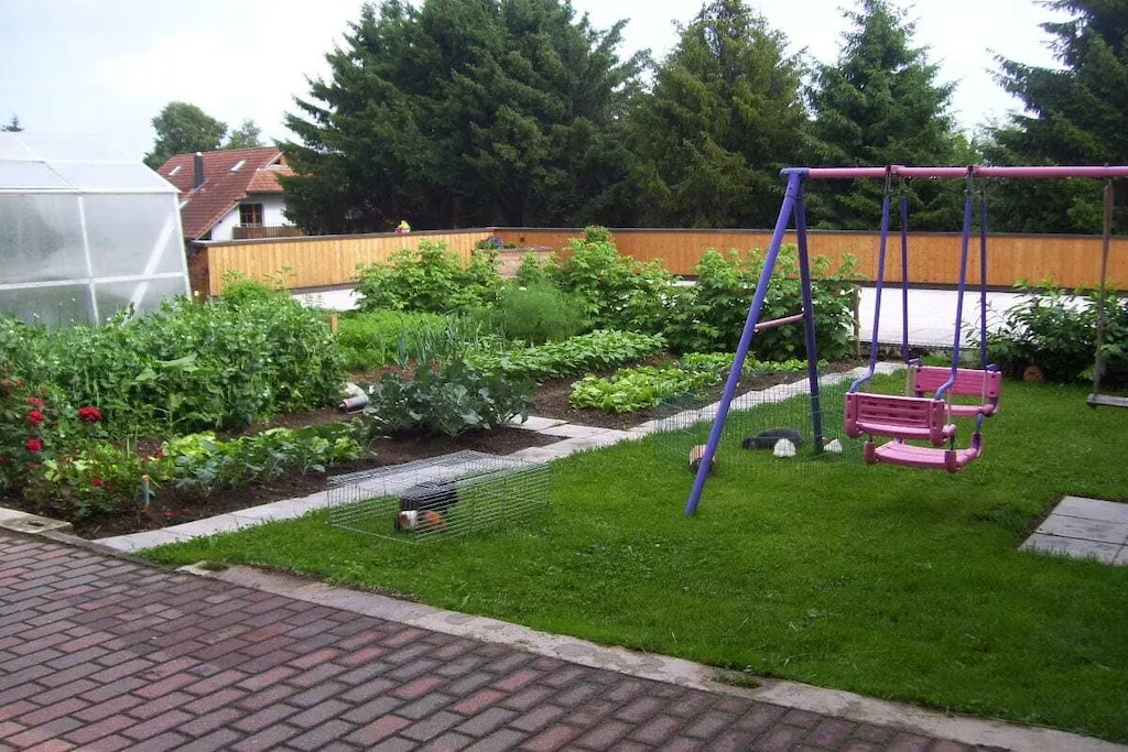 13650-Gardens summer