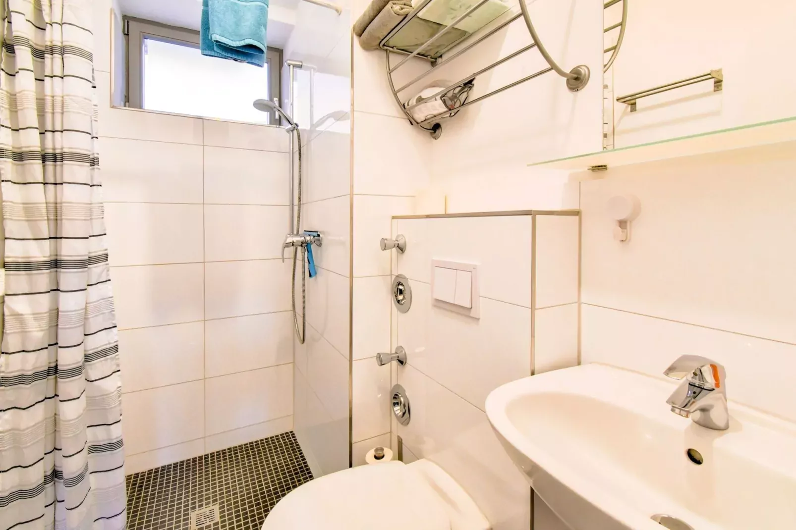 Komfortable Ferienwohnung in alter Stadtvilla Luv-Bathroom