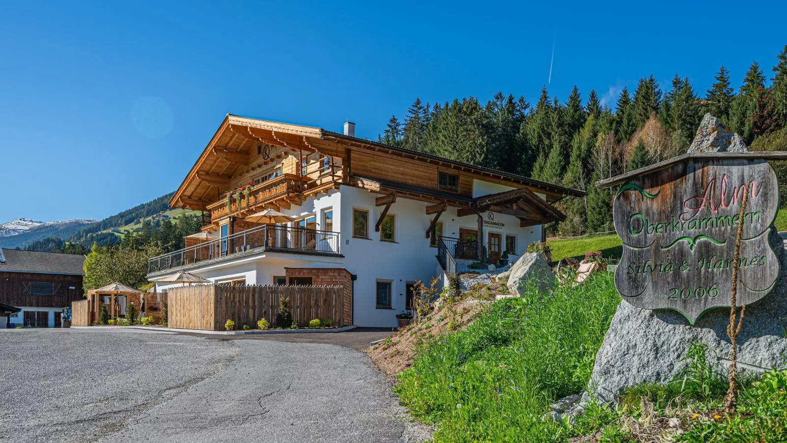 Premium Apartments SunnseitPanorama-Außenbereich Sommer
