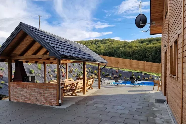 Komfortowy dom wakacyjny z basenem dla 8 osób-Exterior summer