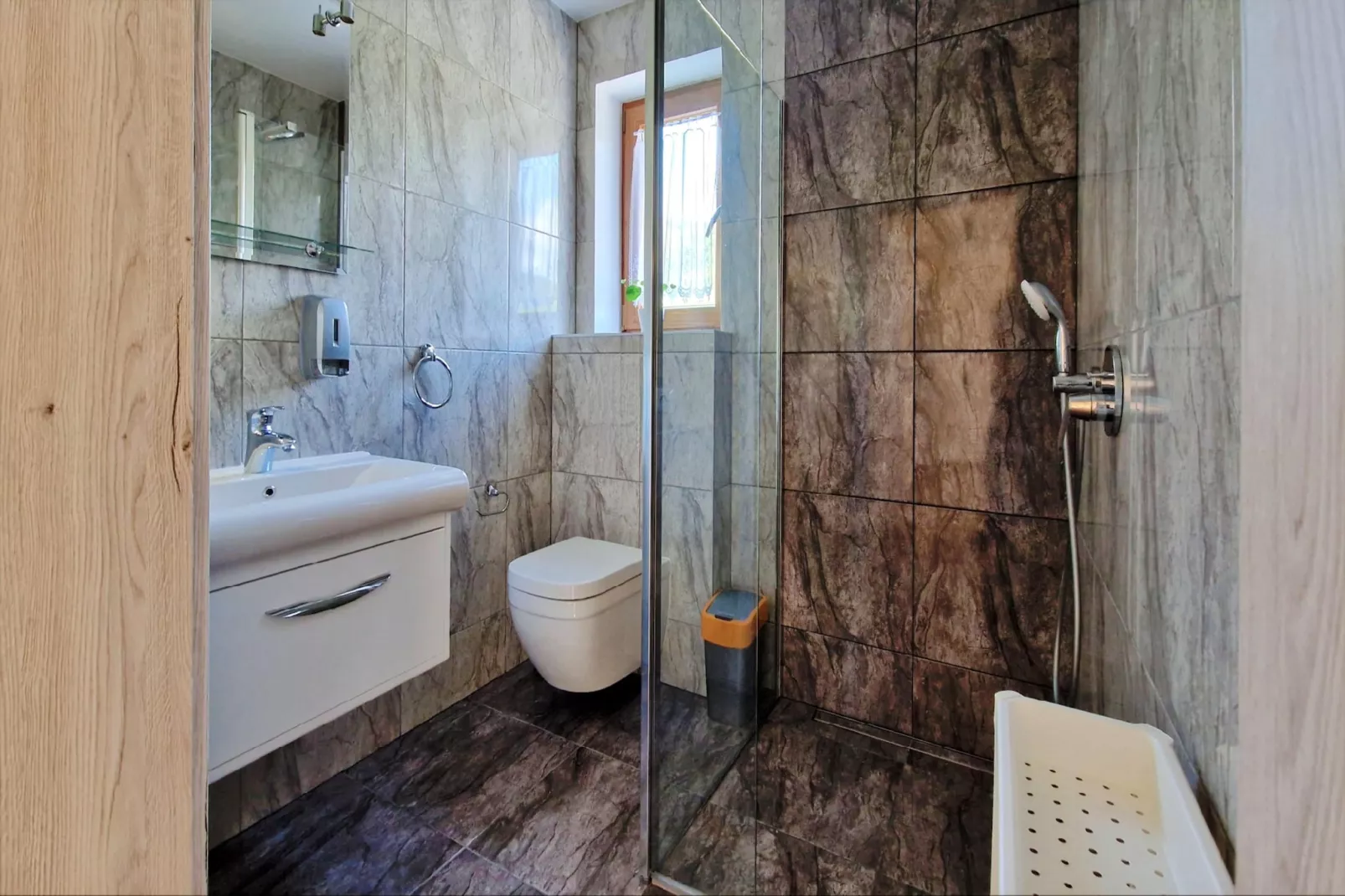 Komfortowy dom wakacyjny z basenem dla 8 osób-Bathroom
