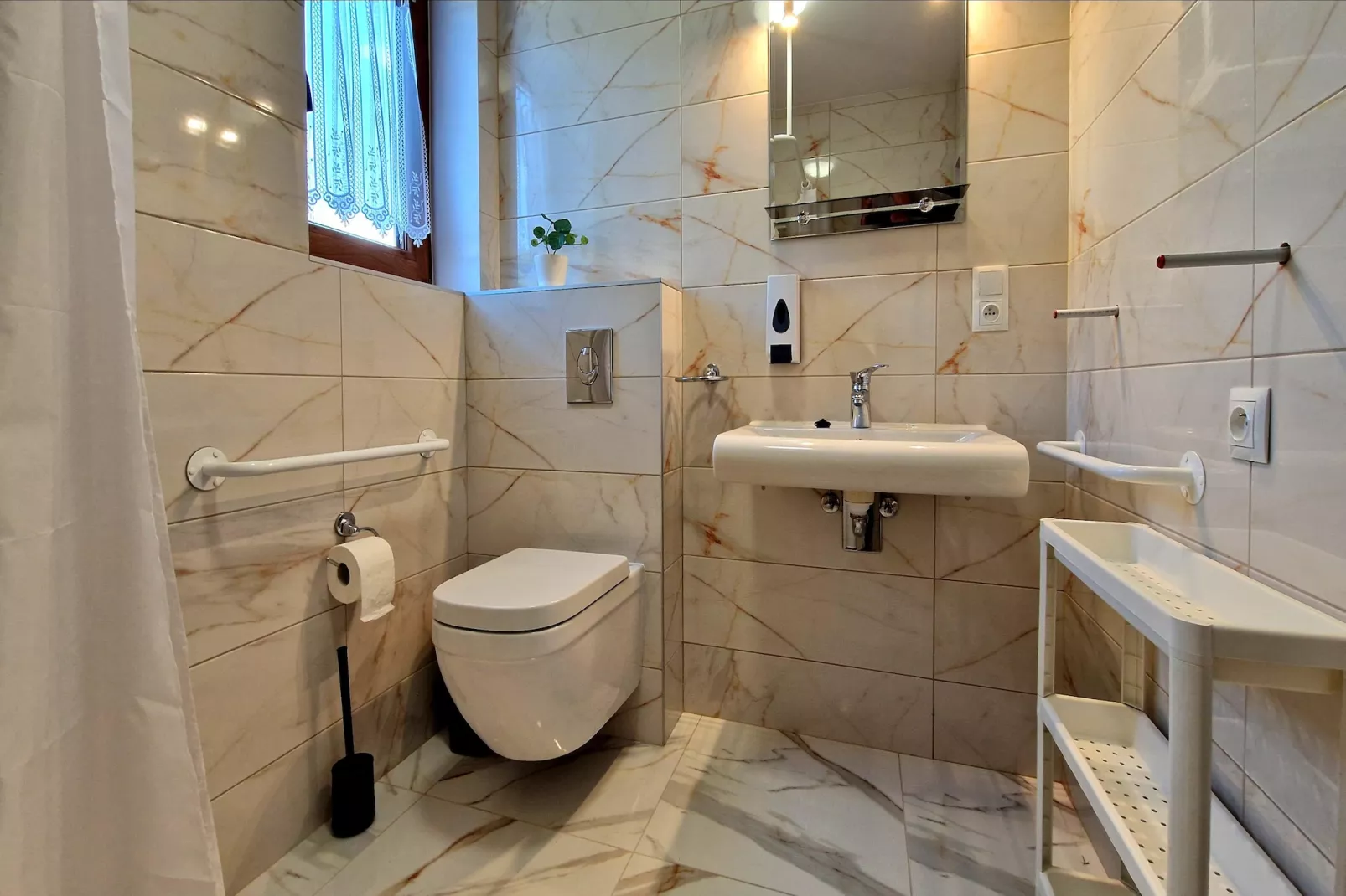 Komfortowy dom wakacyjny z basenem dla 8 osób-Bathroom